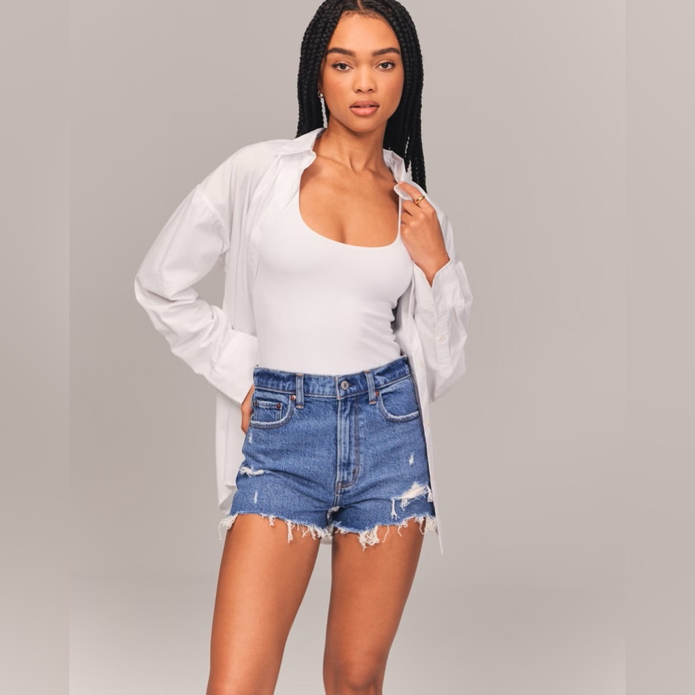 ABERCROMBIE AND FITCH THE MOM SHORT HIGH RISE DENIM SHORT SIZE 6